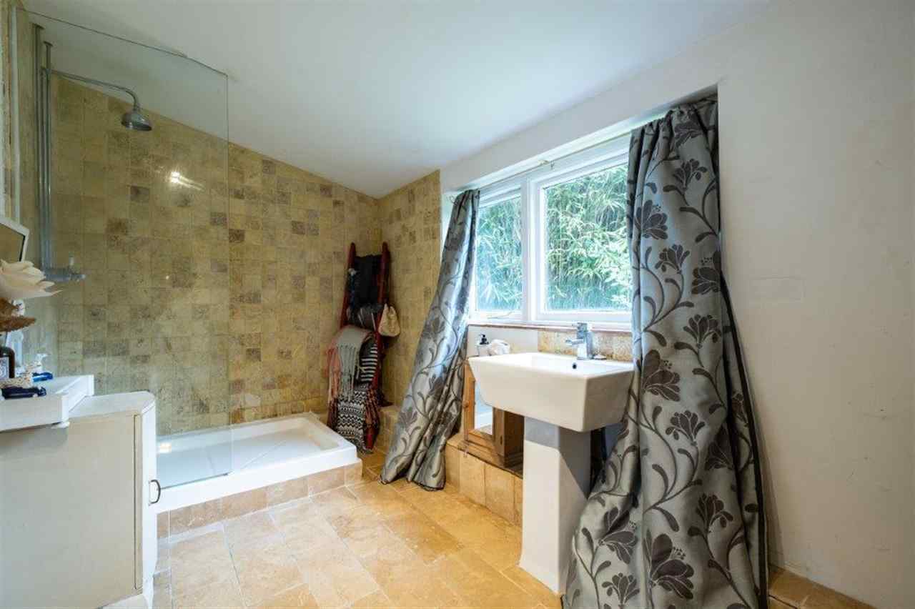resized-2349823-20 ANNEXE SHOWER ROOM.jpg